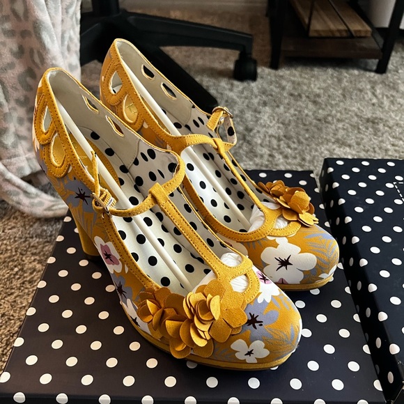 Yellow Ruby Shoo Set - Picture 2 of 4